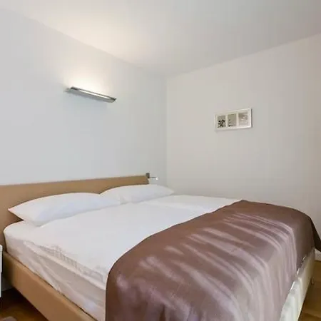Designvilla Mit Dachterrasse Und Panoramablick By Interhome Karigador